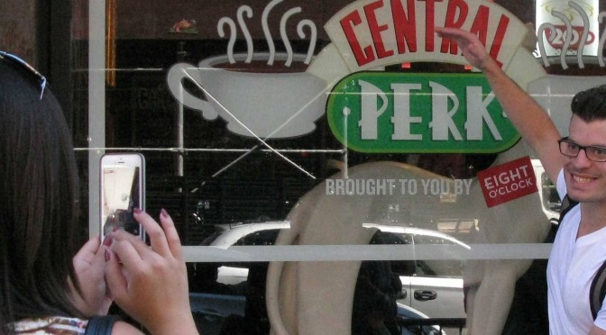 Fans de ‘Friends’ copan el Central Perk en Nueva York