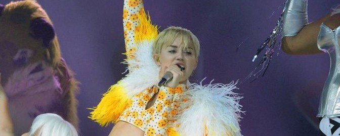 México pide castigo para Miley Cyrus por irrespeto a la bandera